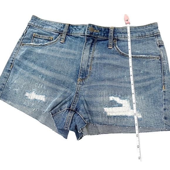 NWT High-Rise Blue Distressed Denim Shorts Size 8 - Picture 10 of 10
